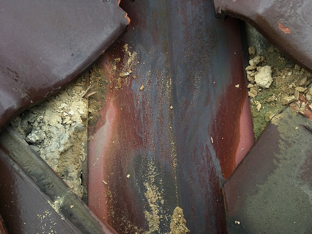 経年劣化が深刻化した谷板金